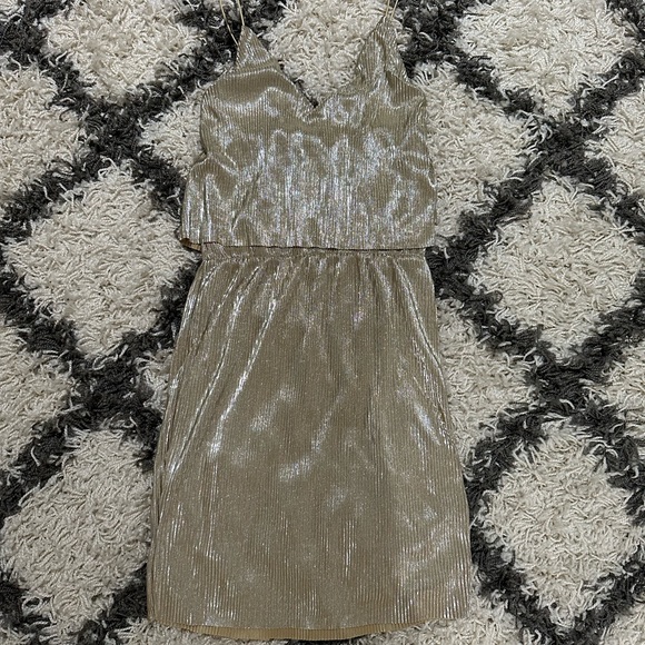 Missguided Gold Layered Pleated Shift Dress - Picture 3 of 4